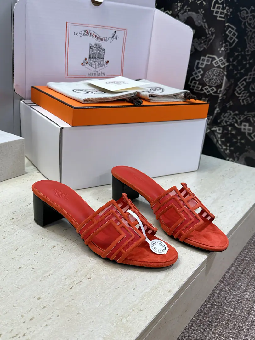 Plant prices（Full plane box.） Scum. Requisition level I'm in love with you, Max. Hermes 2026Spring and summer. OranScrabble the skins of the women's slippers HHome LetterlogoHe's got a nice, big, tight-ass toe slipper. Material: Shoes are imported into sheep, skin.+In the skin of the watered cow.+Italy is a big-ass country. He's tall.:Floor /4.5CM Size: 34-43(34.40.41.42.43Custom without re-offer）