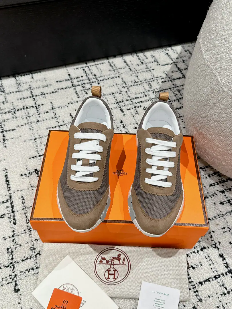 #Top Version Couple money. Hermes I'm in love with you, Max. 24/ fe new arrival~ Autumn and winter money. Bouncing Couples.👫Sports Leisure shoes. The most comfortable shoes in love with horses., No, I don't.1⃣️, It's a nice, light foot., You don't get tired of shopping.👍 Bullskins.+Wire Nice touch., She's beautiful and she's got a lot of clothes., It's light and comfortable. It's so light. Sports and leisure are the two things. Step on it.💩That's great.！ ✔️Fabulous.:Imported cattle skin+Wire ✔️Uchi.:The imported inlet was for silk and sheep. ✔️Otsumi!:AdoptionIP+TPU(Multi-colour Letters)German technology exposure machine seamlessly combined ✔️Size:#35-46(Women40.41Men45.46Do it.) 🎁Top class. Synchronize full packaging