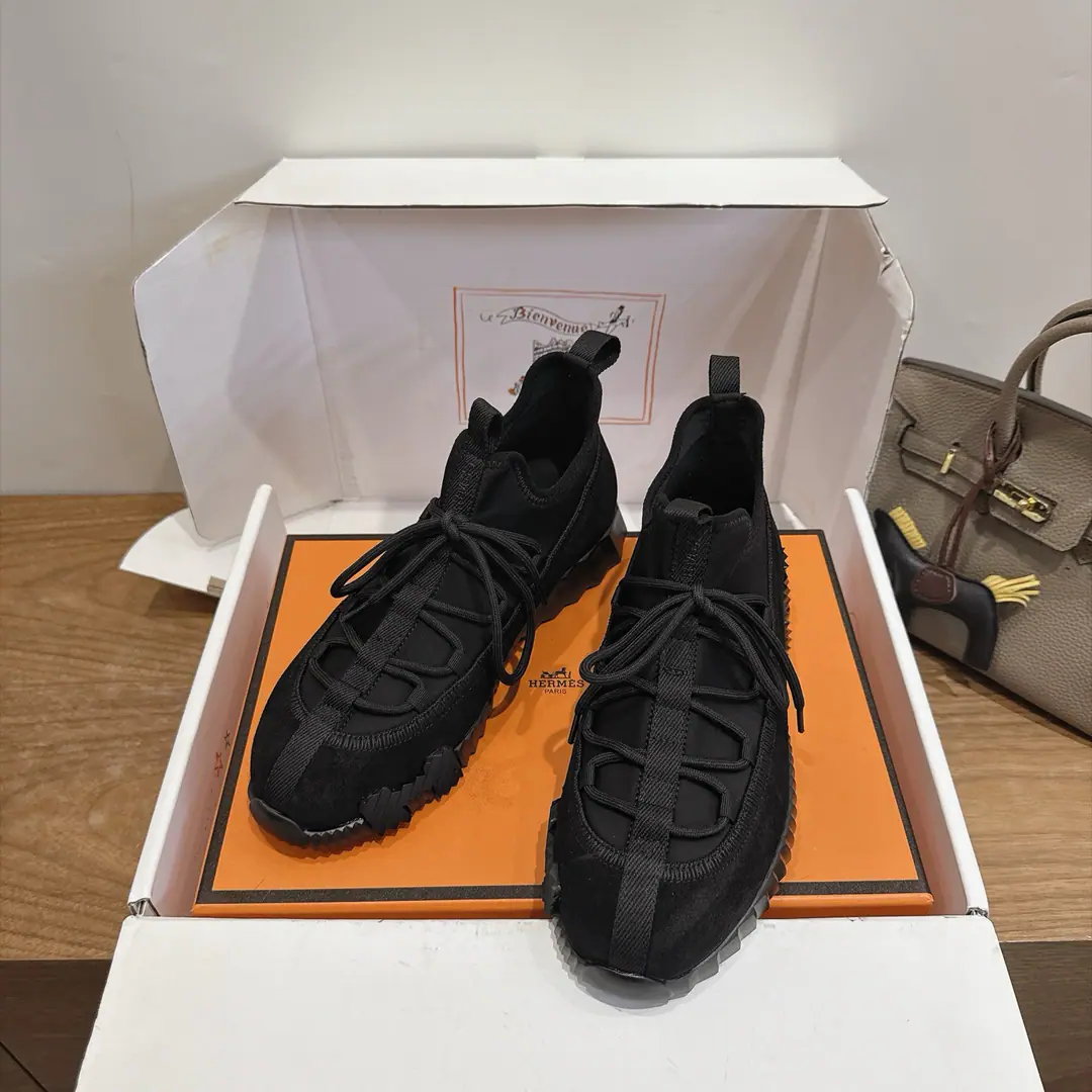 herme…s ss26new arrival～ The cabinet is a big fan of the couple., HThe first shoe-shoes to be used in the distribution.！ It's a classic for the Equestrian. Every season has many colors. It's definitely one of the most worthy of purchase. There are gods of the man.!Don't miss it.！！ He's so light., It's so cozy. It's been a long time., It's not expensive. There's a little coil behind the back with the help with the shoes. Top class. 35-44, - It's a deal.45 46 Men➕20