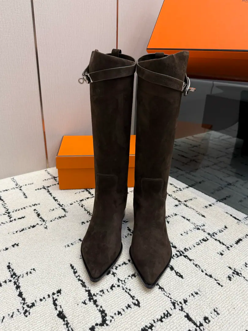 Hemers🧡I'll get what I'm seeing. kellyMetal button boots./Boots Series Autumn and winter money. HERMESThe price of the old boots and boots is close.2WThe high price of the boot is naturally unique in its process and quality, and all the leather is custom-made for import., The inside materials are also custom-made cattle skin.,, You'll have to make provisions for everything in a good fit., And the style is always worn in the boots of knights who never wear out of fashion. Shoe.: Original cow skin Uchi.: Importing cattle and skins Otsumi!: That's a little skin. Codes: 35–39（40.41.42No, no, no, no, no.)