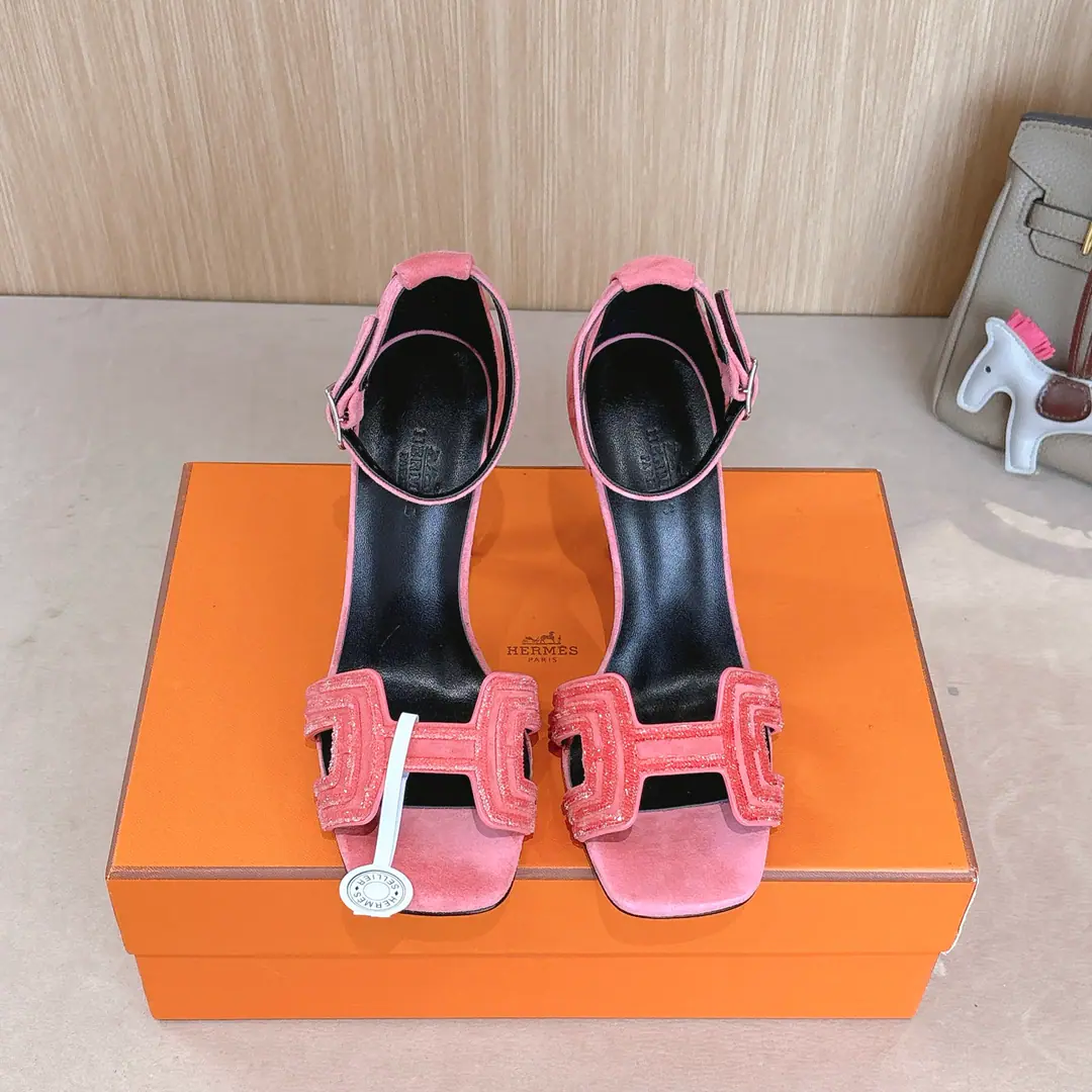 【10.5cmGroup Chart】Get out of the factory. Hermes I'm in love with you, Max. Joy High heels.———————————Fashion is a lot more than a couple of days. MatchHShoeheads. It's super comfortable. Every detail is perfect. Cotted with color-teletoned, pure shoe buttons Design is simple and fluid. ♪ Make fashion so soft ♪ Original calf skin original1:1A sole-model shoe heel./The original is really a big one. ▪️He's tall.:10.5cm 7cm 4cm Three and three. ▪️SIZE: 34-43（34.40.41.42.43Customize or not change）