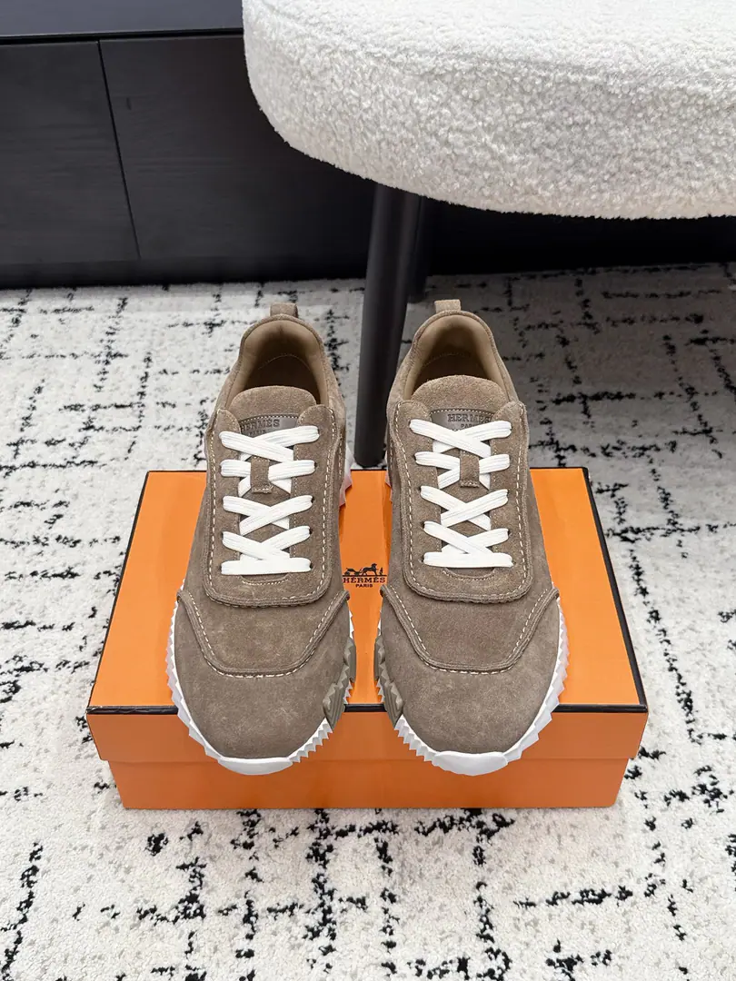 Men+10 HermesI'm in love with you, Max. 26/ New-colour classics. Leisure sports shoes The couple's leisurely tracker's shoes combined with high-tech canvas and skin-skinned goats., Exaggerating on the soles of rubber shoes.“Letter, Italic design and bright colours show dynamism, Re-initiating brand design inspiration. A simple walk around the city., Feel free and comfortable.. ✔️Fabulous.: Special fabric and anti-featur. ✔️Uchi.: Customize air network ✔️Otsumi!: Shade it.TPU+Rubber foam material ✔️Bottom: 3CM ✔️Size: 35-45（Women40 Men45Do it.）