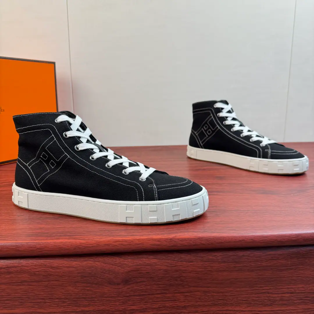 Hermes/I'm in love with you, Max. MaxiThe series of Chinese canvas shoes. Synchronise update of the network！ It's a season out.HermèsThe Gaussian canvas shoes., Reconstructing the contours of ancient costumes, A pair of pairs of shoes with a sharp-stacked ankle line. Cotton canvas shoes. Standard sports layout A very bright line of geometry., MarkerHThe tattooed rubber thick bottom., A light rubber shoe., - I'm gonna raise my self.buff, Comfortable step and recognition.. The Chinese version combines street with luxury., The tides unlock the multi-pronged thinking.: The work-winds and foot pants are lazy., The broad legs are full of loose and light luxury., The shorts and the ankles make a good teen.. I don't care if I travel., We're going out on a weekend visit., One pair.holdI live in a variety of shapes., Low profile, hidden brand quality., It's the year of the hairline and the actual wear.. Full package！ Size: 39-40-41-42-43-44 Standard leather shoe size. （38/45/46But it's not gonna be a change.） The cargo.: H261859 Black