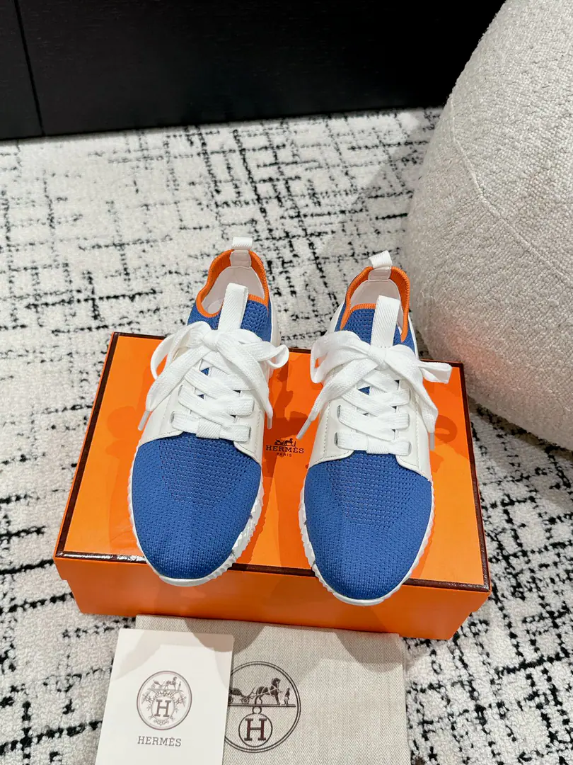 ¥Men+10 #Top Version Couple money. Hermes I'm in love with you, Max. 24/ fe new arrival~ Autumn and winter money. Bouncing Couples.👫Sports Leisure shoes. The most comfortable shoes in love with horses., No, I don't.1⃣️, It's a nice, light foot., You don't get tired of shopping.👍 Bullskins.+Wire Nice touch., She's beautiful and she's got a lot of clothes., It's light and comfortable. It's so light. Sports and leisure are the two things. Step on it.💩That's great.！ ✔️Fabulous.:Imported cattle skin+Wire ✔️Uchi.:The imported inlet was for silk and sheep. ✔️Otsumi!:AdoptionIP+TPU(Multi-colour Letters)German technology exposure machine seamlessly combined ✔️Size:#35-46(Women40.41Men45.46Do it.) 🎁Top class. Synchronize full packaging