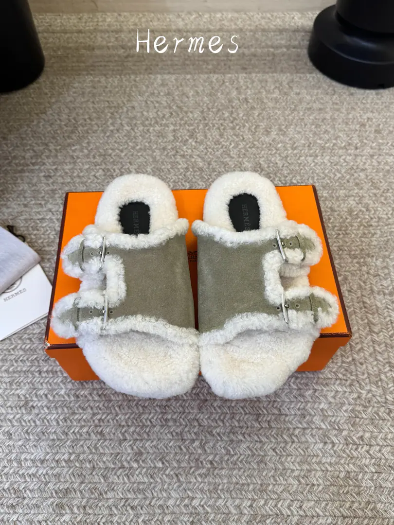 HERMES I love the elephant ash, and the wool of the sheep wears slippers outside.26ss A light autumn winter. I'm so tired of the masturbation. Classic elephant ash., Low profile, low luxury. The lambs are all wrapped up., The footbeds are covered in fuzzy., ♪ On my feet warm ♪ Double-metal buttons can be freely regulated and narrow, Highfoot back., The broad feet fit. A toe-drawn type, It's a little light-hearted., ♪ And walk around ♪, It's all right to go out for a short time. And with the legs and the legs., A wool robe., Leisure suits., The French looseness is just a matter of time. The wife's family name., Autumn is out of town., The lazyness of the bag is a requirement. ▪Shoe.: Cows and velvets. ▪Foot.: Lamb wool. ▪Otsumi!: Rubber Bottom ▪Codes: 35-42（40-42I'll make sure I don't change it.）