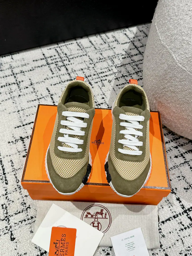 #Top Version Couple money. Hermes I'm in love with you, Max. 24/ fe new arrival~ Autumn and winter money. Bouncing Couples.👫Sports Leisure shoes. The most comfortable shoes in love with horses., No, I don't.1⃣️, It's a nice, light foot., You don't get tired of shopping.👍 Bullskins.+Wire Nice touch., She's beautiful and she's got a lot of clothes., It's light and comfortable. It's so light. Sports and leisure are the two things. Step on it.💩That's great.！ ✔️Fabulous.:Imported cattle skin+Wire ✔️Uchi.:The imported inlet was for silk and sheep. ✔️Otsumi!:AdoptionIP+TPU(Multi-colour Letters)German technology exposure machine seamlessly combined ✔️Size:#35-46(Women40.41Men45.46Do it.) 🎁Top class. Synchronize full packaging