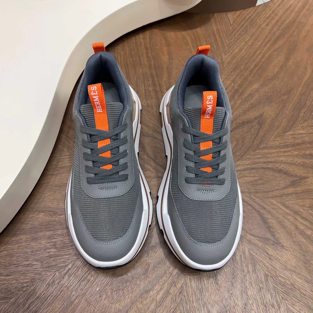 Hermes A thick-deck man's sneakers. Skins of cattle and sneakers., It's symbolic.HDetails. The modern shape of contrast design that creates a sense of motion. Imported cattle skin+In the cow's skin.+Over-reflection light base Size:39-44(38.45Custom）