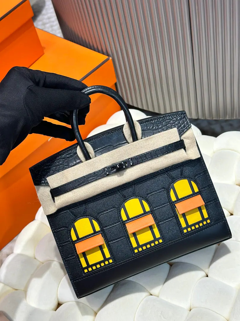 Black house bag. 🏠 SuperLimit Current It's a beautiful, very collection house.🏠 birkin mini size 20cm 25cm The outer seams. It's so cute. Silver button.