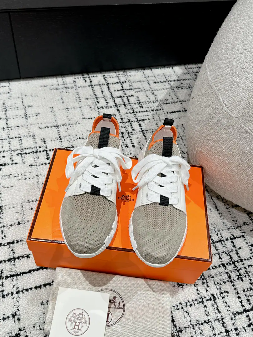 ¥Men+10 #Top Version Couple money. Hermes I'm in love with you, Max. 24/ fe new arrival~ Autumn and winter money. Bouncing Couples.👫Sports Leisure shoes. The most comfortable shoes in love with horses., No, I don't.1⃣️, It's a nice, light foot., You don't get tired of shopping.👍 Bullskins.+Wire Nice touch., She's beautiful and she's got a lot of clothes., It's light and comfortable. It's so light. Sports and leisure are the two things. Step on it.💩That's great.！ ✔️Fabulous.:Imported cattle skin+Wire ✔️Uchi.:The imported inlet was for silk and sheep. ✔️Otsumi!:AdoptionIP+TPU(Multi-colour Letters)German technology exposure machine seamlessly combined ✔️Size:#35-46(Women40.41Men45.46Do it.) 🎁Top class. Synchronize full packaging