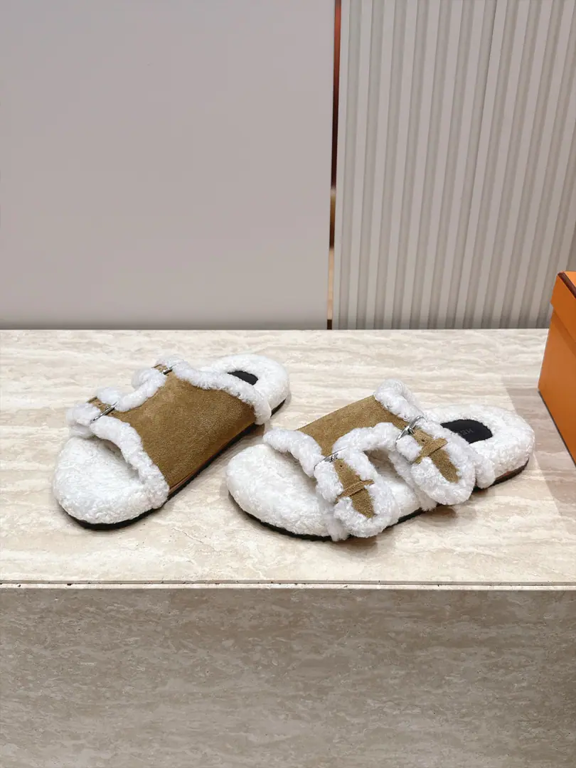 Hermes I'm in love with you, Max. New old fur slippers.！ This is so cute.～ ♪ Soft and fluffy hair ♪, It's warm and warm.! I'm gonna raise my legs.! Autumn and winter with socks and lazy. The upper feet are really nice and fashionable.!It's so beautiful.! Imported sheep cakes, ♪ My hands are so delicate and so soft and smooth ♪ Original model rubber bottom Size: 35-39（40/41Custom）