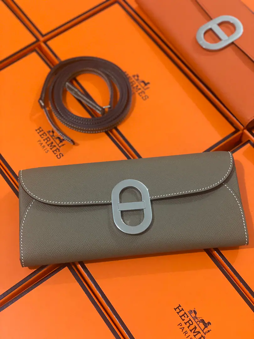 New paragraphD Ancre to go, It's called the pig's nose.to go EpsomPee., Silver button. Elephant ash. The honey wax sew. The design has been consistent with the previous pig nose buttons., It's enough to use a slashed shoulder belt on the basis of a handbag.. Or not with the shoulder belt., 🉑️Take the bag with you., Dinner bag.