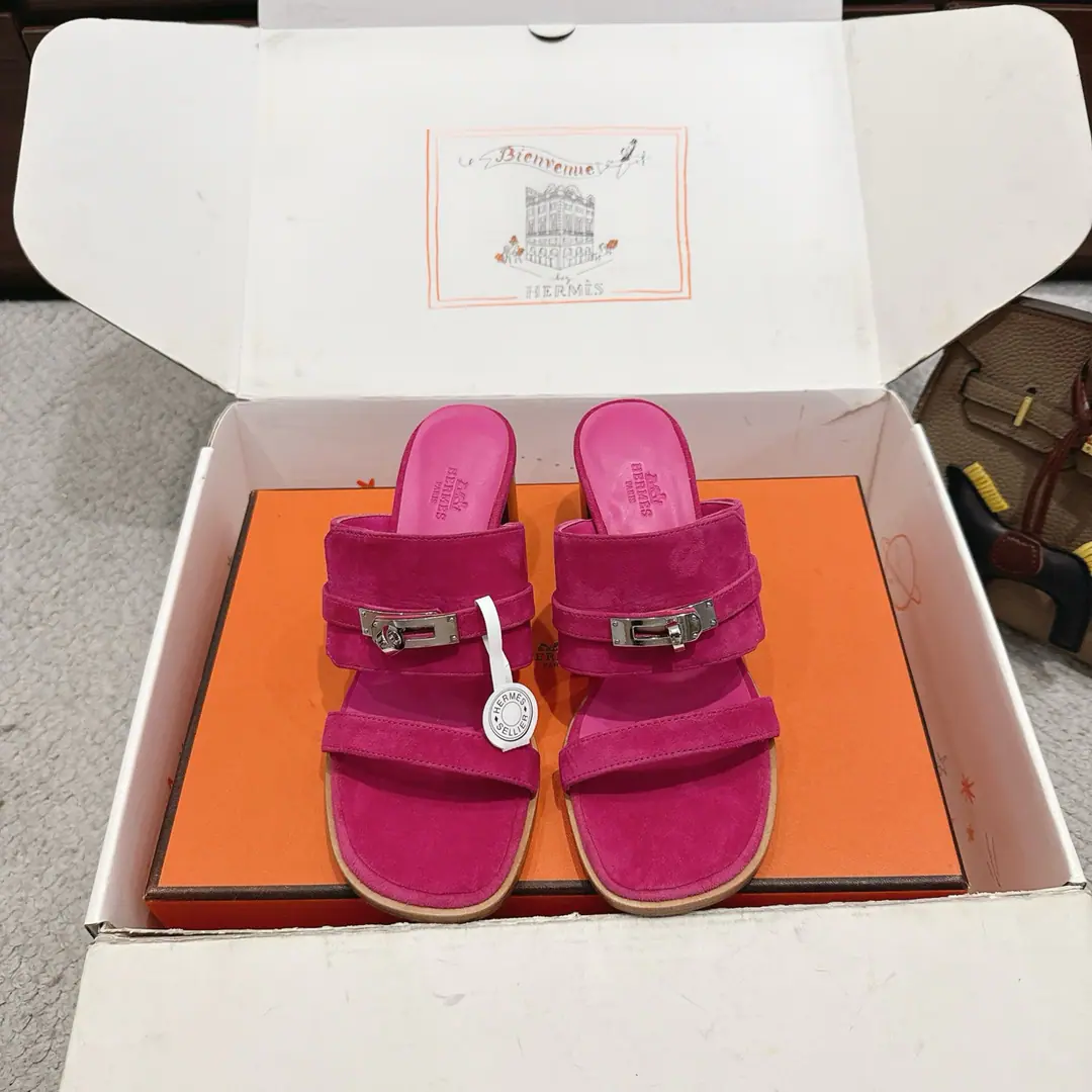 Get out of the factory. Hermes I'm in love with you, Max. Ninon 50Shoes Series———————————Fashion is a lot more than a couple of days. It's super comfortable. Every detail is perfect. OriginalswiftCowskin./- Oh, Pete. Original1:1A sole shoe./Pure steelkellyThe hardware button./The original private model is a big one. ▪️He's tall.: 5cm ▪️SIZE: 35~41（40.41.42.Customize or not change）