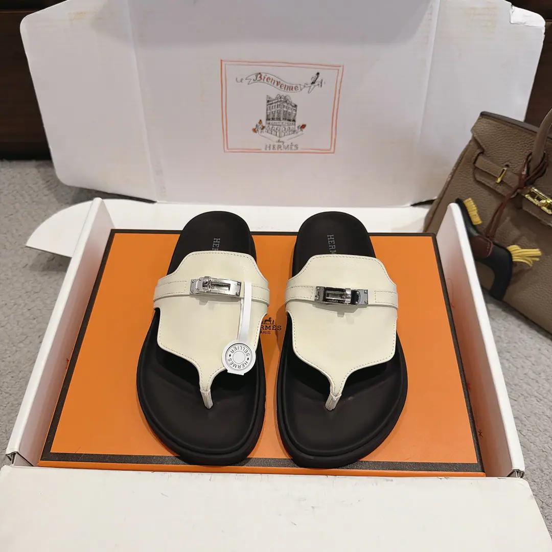 『 New Colour🆕 』Get out of the factory. Hermes I'm in love with you, Max. Classic Uncle tow-toe. Empire Shoes Series———————————Fashion is a lot more than a couple of days. It's super comfortable. Every detail is perfect. OriginalswiftCowskin./- Oh, Pete. Original1:1A single-maned steel.KellyThe hardware button./Original private model ▪️SIZE: 35~41（40.41.42Customize or not change）