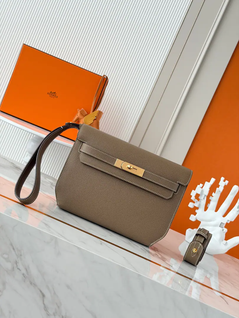 Current in stock ✅ Kelly Depeches 25cm EpsomPee. Elephant ash., Gold button. MostinMan's handbag. Depeches25 This leather is really a prodigal., With a shoulder belt and a second to go under the armpit., The fashion is coming out of the air., This bag is very...HFamily origin, KellyThat's what you're trying to do., You must come in too.！🤩 It's a great match.✨You can be a man of arms., Or a slant., And I can still be a handbag., You're not moving with a bag?😘