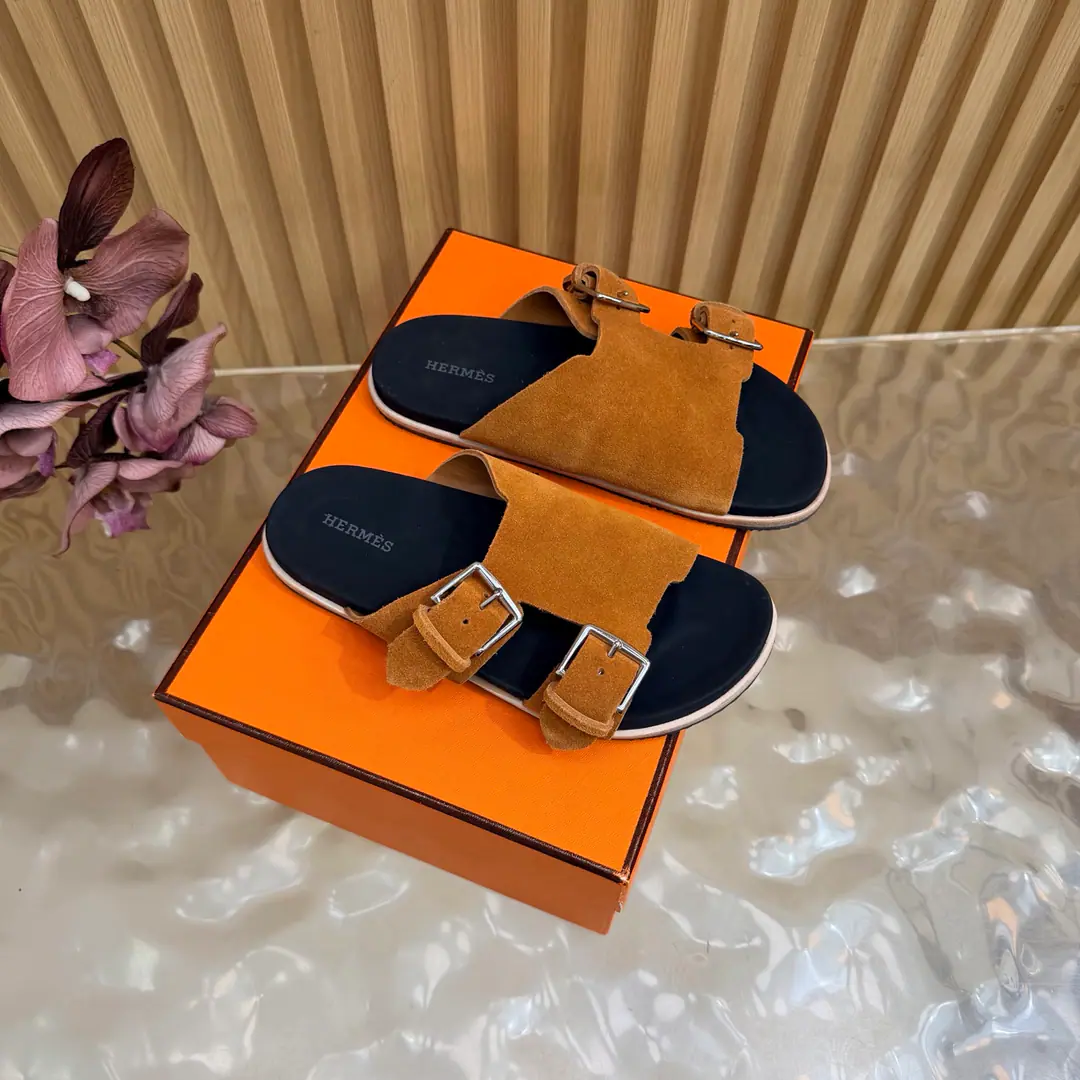 New paragraph 2026The early spring new money. 🧡Hermès/I'm the latest in Armath. Beach slippers. Double button. Shoes. Real leather. The design of the ancients. A strong foreign scene. It's a great fashion., You're so good at all the things on your feet. A simple, simple style that matches a sense of excellence would be great. A hundred-colour lines are hard to love.！ The pasta is imported into the sheep. It's all sheep's skin. Otsumi!: Original Base Size: 35-39 （40/41/42Custom）