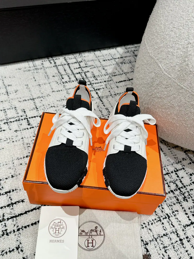 ¥Men+10 #Top Version Couple money. Hermes I'm in love with you, Max. 24/ fe new arrival~ Autumn and winter money. Bouncing Couples.👫Sports Leisure shoes. The most comfortable shoes in love with horses., No, I don't.1⃣️, It's a nice, light foot., You don't get tired of shopping.👍 Bullskins.+Wire Nice touch., She's beautiful and she's got a lot of clothes., It's light and comfortable. It's so light. Sports and leisure are the two things. Step on it.💩That's great.！ ✔️Fabulous.:Imported cattle skin+Wire ✔️Uchi.:The imported inlet was for silk and sheep. ✔️Otsumi!:AdoptionIP+TPU(Multi-colour Letters)German technology exposure machine seamlessly combined ✔️Size:#35-46(Women40.41Men45.46Do it.) 🎁Top class. Synchronize full packaging