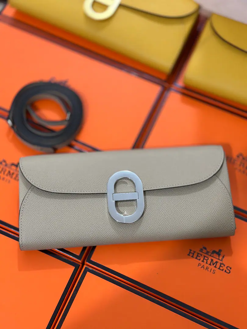 New paragraphD Ancre to go, It's called the pig's nose.to go EpsomPee., Silver button. Ash. The honey wax sew. The design has been consistent with the previous pig nose buttons., It's enough to use a slashed shoulder belt on the basis of a handbag.. Or not with the shoulder belt., 🉑️Take the bag with you., Dinner bag.