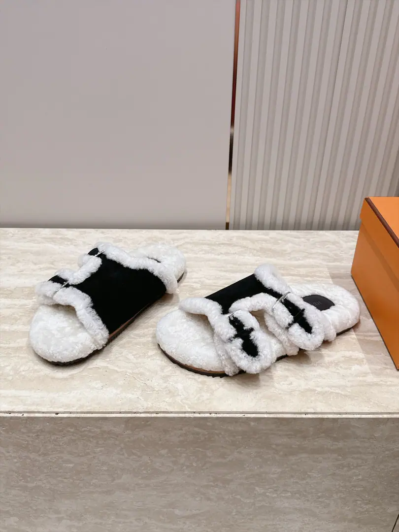 Hermes I'm in love with you, Max. New old fur slippers.！ This is so cute.～ ♪ Soft and fluffy hair ♪, It's warm and warm.! I'm gonna raise my legs.! Autumn and winter with socks and lazy. The upper feet are really nice and fashionable.!It's so beautiful.! Imported sheep cakes, ♪ My hands are so delicate and so soft and smooth ♪ Original model rubber bottom Size: 35-39（40/41Custom）