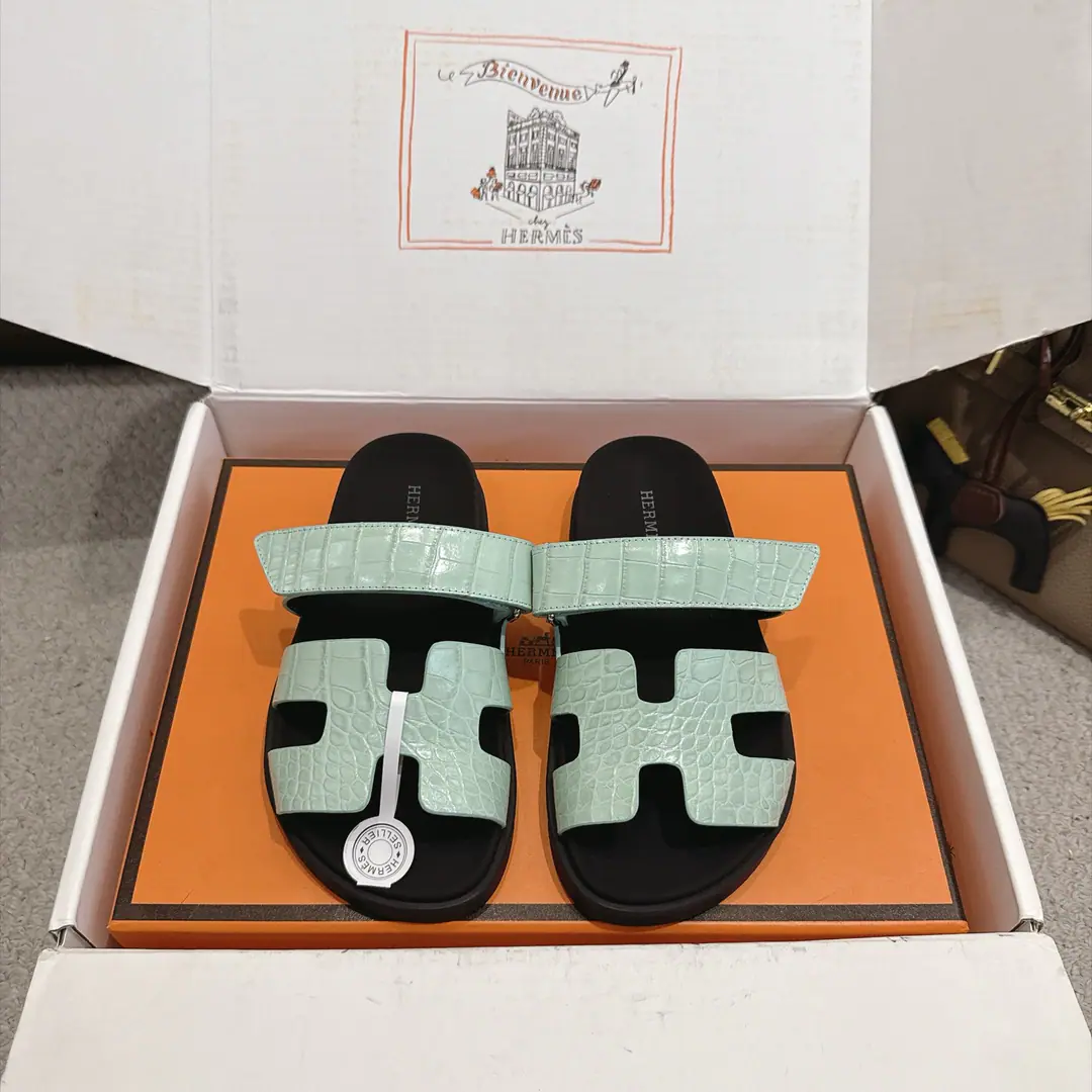 『 New Colour 』🆕The big crocodile tattoos. Men➕Hermes ChypreShoes. Uncle's slippers. ♪ Fresh and fresh ♪ ～The fashion is so refreshing. Not much to explain., I know everything I've bought. ✅TPUSlipboard Base ✅Women:35-39 （40.41.42I'll make sure I don't change it.）Men40~44（45.46Customize or not change） ✅With double bags..Card.Certificate.
