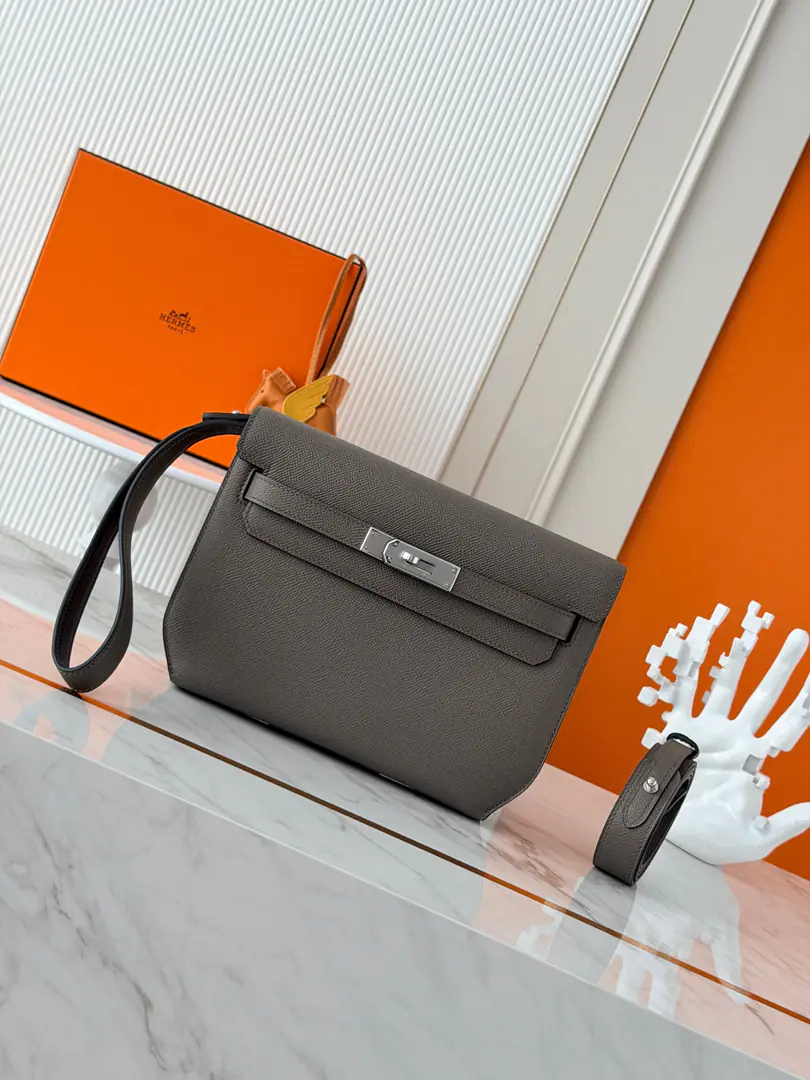Current in stock ✅ Kelly Depeches 25cm EpsomPee. Tinware ash Silver button. MostinMan's handbag. Depeches25 This leather is really a prodigal., With a shoulder belt and a second to go under the armpit., The fashion is coming out of the air., This bag is very...HFamily origin, KellyThat's what you're trying to do., You must come in too.！🤩 It's a great match.✨You can be a man of arms., Or a slant., And I can still be a handbag., You're not moving with a bag?😘