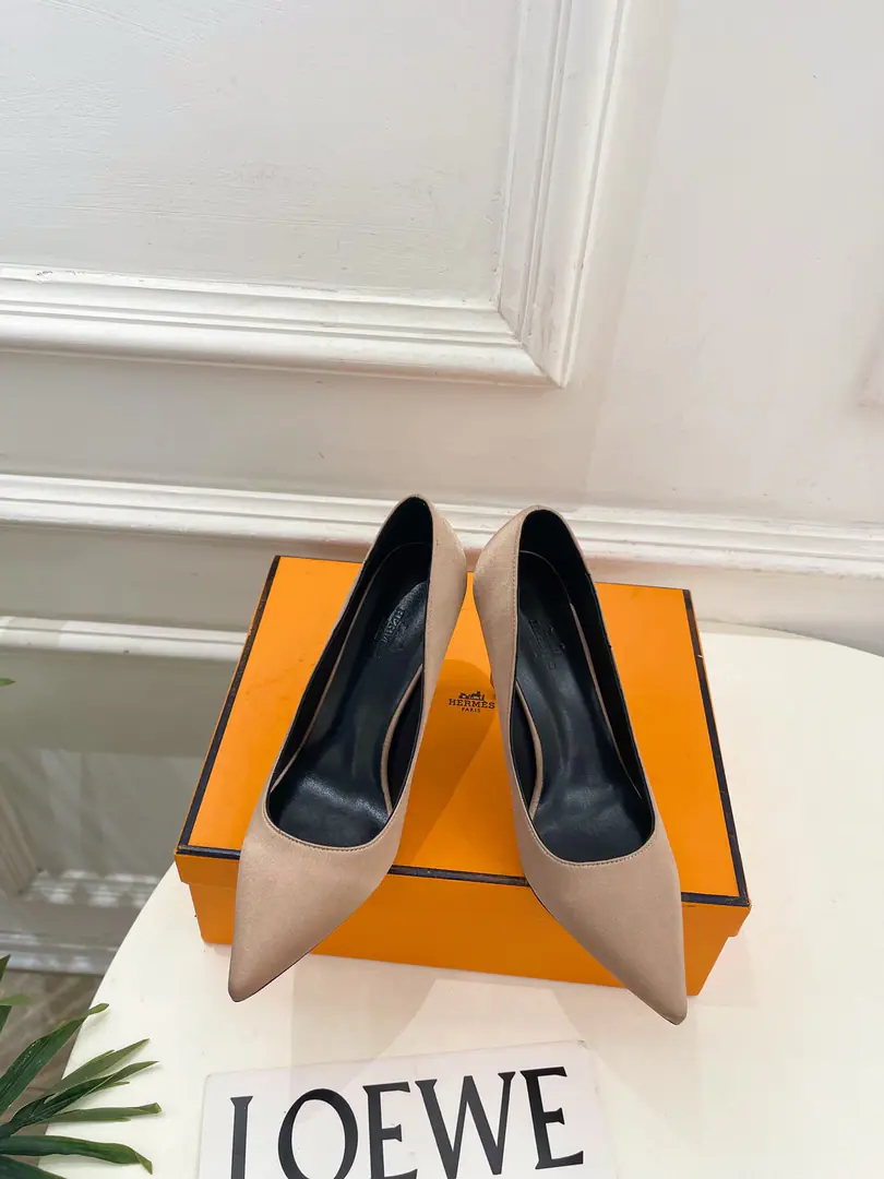 🐎𝐇𝐄𝐑𝐌𝐄* Irmath. 26𝐬𝐬 🌈2026Autumn and winter brand new. New money in the cabinet. MirageMetal chains and pointy heels. Series〰 ◽Shoe.: Original custom silk/The sheep. ◽️ Uchi.: Import mixed sheep skin ◽Otsumi!: The original Italian is a big one. ◽He's tall.: 9.5cm ◽Shoes.: 35-39（40.41I'll make sure I don't change it.） ◽Plant price ◽Numbering: 2608045