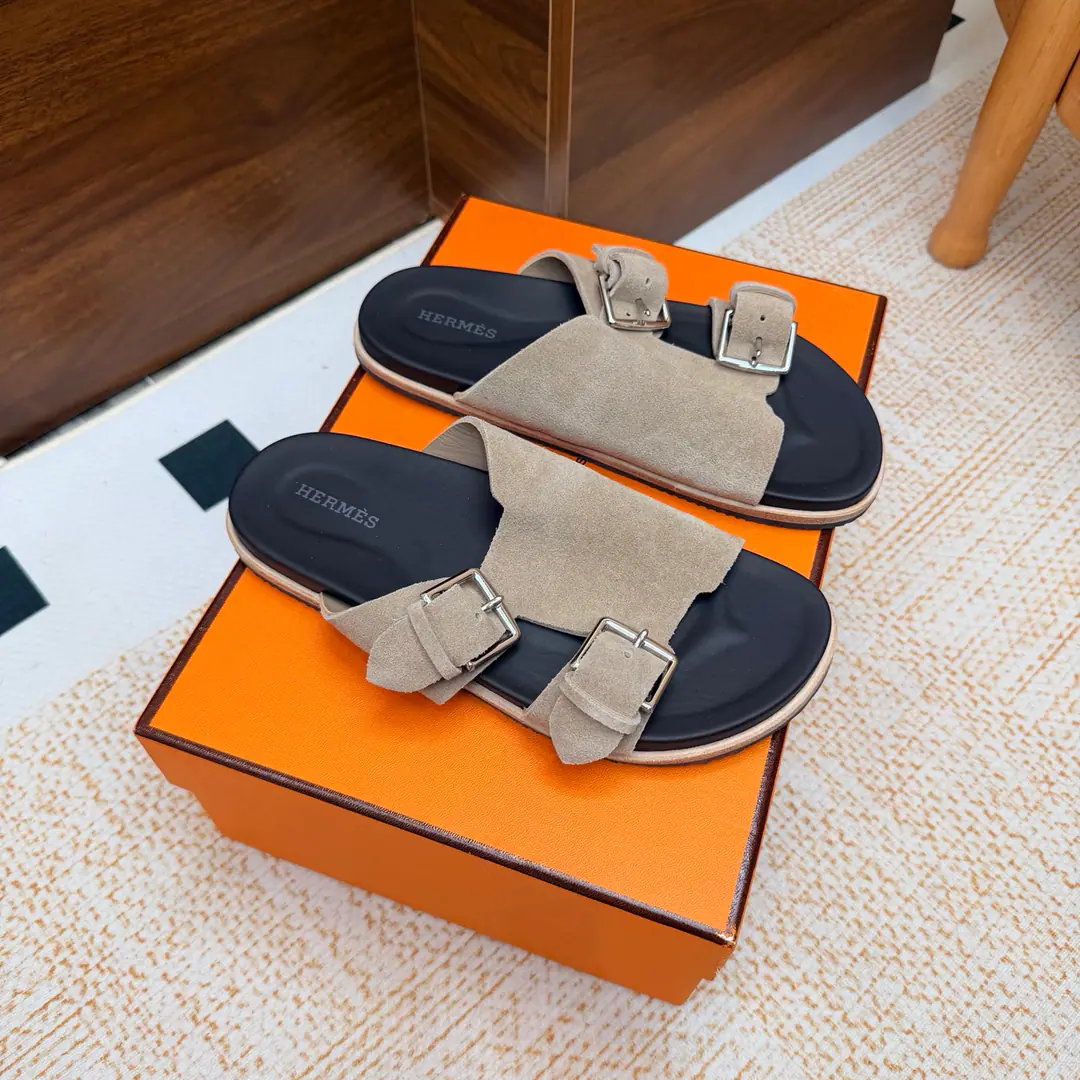 New paragraph 2026The early spring new money. 🧡Hermès/I'm the latest in Armath. Beach slippers. Double button. Shoes. Real leather. The design of the ancients. A strong foreign scene. It's a great fashion., You're so good at all the things on your feet. A simple, simple style that matches a sense of excellence would be great. A hundred-colour lines are hard to love.！ The pasta is imported into the sheep. It's all sheep's skin. Otsumi!: Original Base Size: 35-39 （40/41/42Custom）