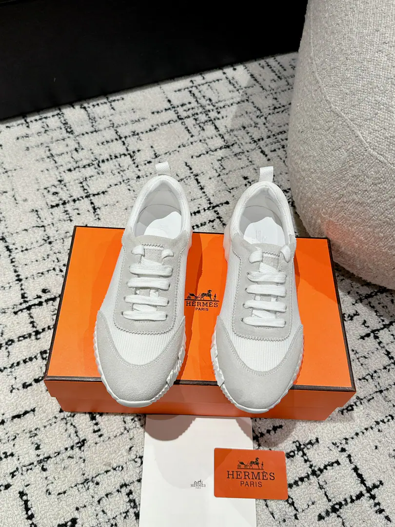 Layout Leather. #Top Version Couple money. Hermes I'm in love with you, Max. 24/ fe new arrival~ Autumn and winter money. Bouncing Couples.👫Sports Leisure shoes. The most comfortable shoes in love with horses., No, I don't.1⃣️, It's a nice, light foot., You don't get tired of shopping.👍 Bullskins.+Wire Nice touch., She's beautiful and she's got a lot of clothes., It's light and comfortable. It's so light. Sports and leisure are the two things. Step on it.💩That's great.！ ✔️Fabulous.:Imported cattle skin+Wire ✔️Uchi.:The imported inlet was for silk and sheep. ✔️Otsumi!:AdoptionIP+TPU(Multi-colour Letters)German technology exposure machine seamlessly combined ✔️Size:#35-46(Women40.41Men45.46Do it.) 🎁Top class. Synchronize full packaging