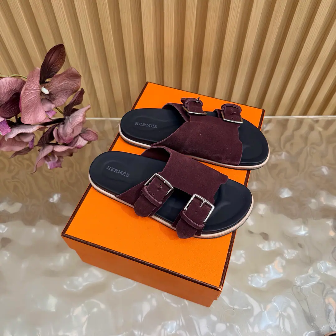 New paragraph 2026The early spring new money. 🧡Hermès/I'm the latest in Armath. Beach slippers. Double button. Shoes. Real leather. The design of the ancients. A strong foreign scene. It's a great fashion., You're so good at all the things on your feet. A simple, simple style that matches a sense of excellence would be great. A hundred-colour lines are hard to love.！ The pasta is imported into the sheep. It's all sheep's skin. Otsumi!: Original Base Size: 35-39 （40/41/42Custom）
