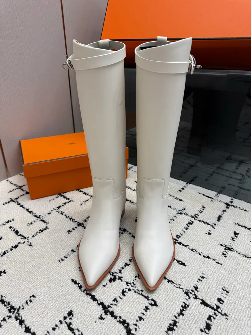 Hemers🧡I'll get what I'm seeing. kellyMetal button boots./Boots Series Autumn and winter money. HERMESThe price of the old boots and boots is close.2WThe high price of the boot is naturally unique in its process and quality, and all the leather is custom-made for import., The inside materials are also custom-made cattle skin.,, You'll have to make provisions for everything in a good fit., And the style is always worn in the boots of knights who never wear out of fashion. Shoe.: Original cow skin Uchi.: Importing cattle and skins Otsumi!: That's a little skin. Codes: 35–39（40.41.42No, no, no, no, no.)