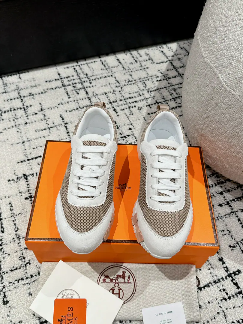 #Top Version Couple money. Hermes I'm in love with you, Max. 24/ fe new arrival~ Autumn and winter money. Bouncing Couples.👫Sports Leisure shoes. The most comfortable shoes in love with horses., No, I don't.1⃣️, It's a nice, light foot., You don't get tired of shopping.👍 Bullskins.+Wire Nice touch., She's beautiful and she's got a lot of clothes., It's light and comfortable. It's so light. Sports and leisure are the two things. Step on it.💩That's great.！ ✔️Fabulous.:Imported cattle skin+Wire ✔️Uchi.:The imported inlet was for silk and sheep. ✔️Otsumi!:AdoptionIP+TPU(Multi-colour Letters)German technology exposure machine seamlessly combined ✔️Size:#35-46(Women40.41Men45.46Do it.) 🎁Top class. Synchronize full packaging