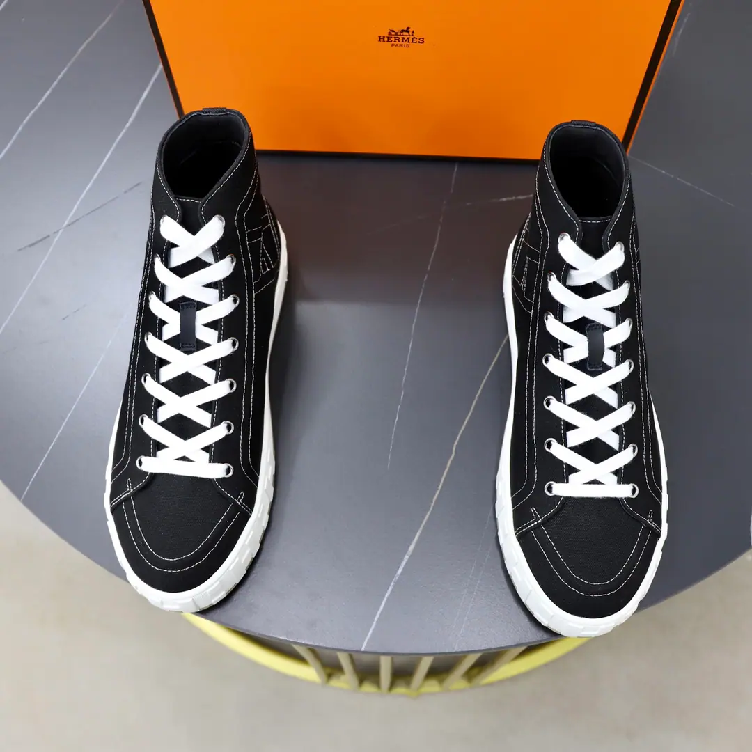 Hermes/I'm in love with you, Max. MaxiThe series of Chinese canvas shoes. Synchronise update of the network！ It's a season out.HermèsThe Gaussian canvas shoes., Reconstructing the contours of ancient costumes, A pair of pairs of shoes with a sharp-stacked ankle line. Cotton canvas shoes. Standard sports layout A very bright line of geometry., MarkerHThe tattooed rubber thick bottom., A light rubber shoe., - I'm gonna raise my self.buff, Comfortable step and recognition.. The Chinese version combines street with luxury., The tides unlock the multi-pronged thinking.: The work-winds and foot pants are lazy., The broad legs are full of loose and light luxury., The shorts and the ankles make a good teen.. I don't care if I travel., We're going out on a weekend visit., One pair.holdI live in a variety of shapes., Low profile, hidden brand quality., It's the year of the hairline and the actual wear.. Full package！ Size: 39-40-41-42-43-44 Standard leather shoe size. （38/45/46But it's not gonna be a change.） The cargo.: H261859 Black