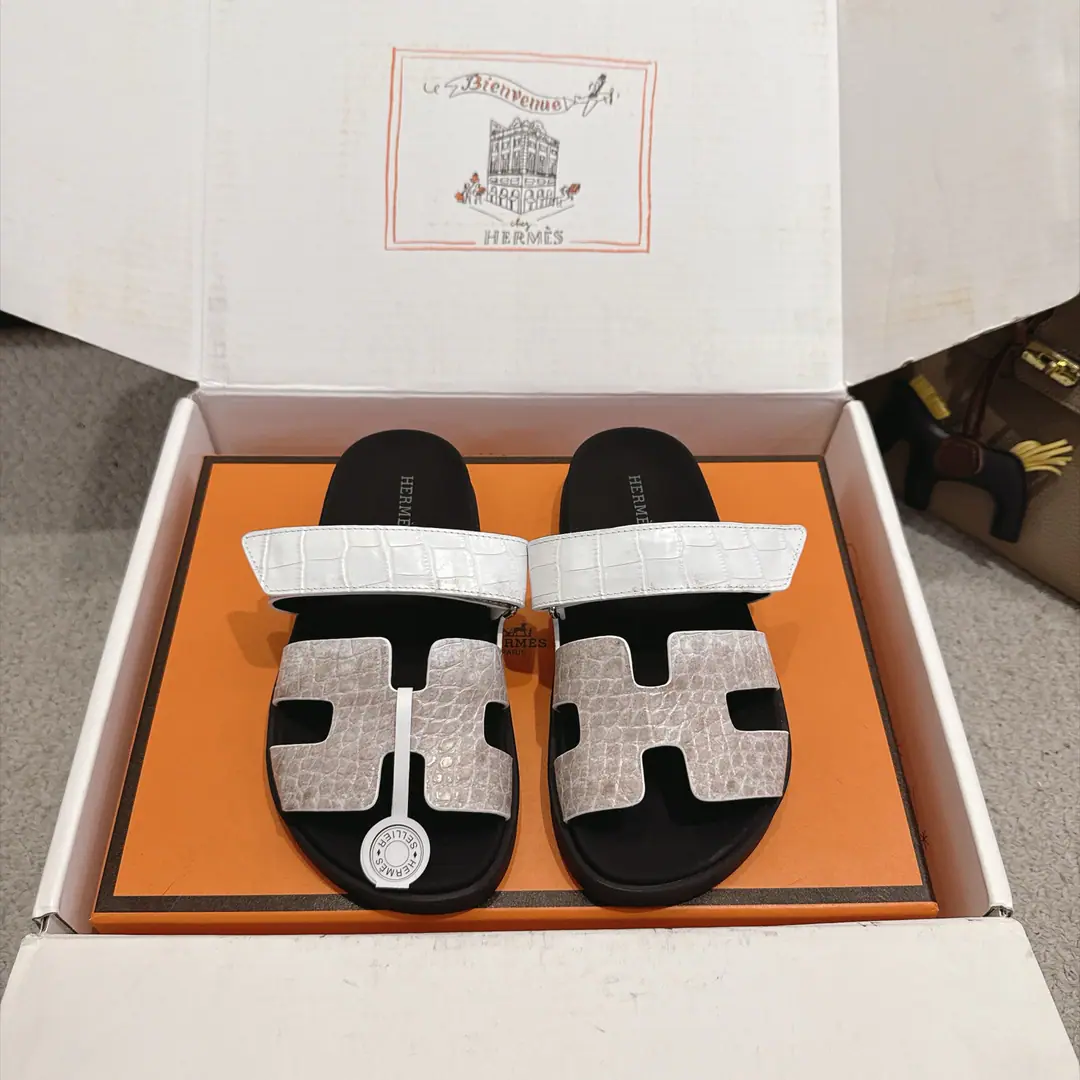 『 New Colour 』🆕The big crocodile tattoos. Men➕Hermes ChypreShoes. Uncle's slippers. ♪ Fresh and fresh ♪ ～The fashion is so refreshing. Not much to explain., I know everything I've bought. ✅TPUSlipboard Base ✅Women:35-39 （40.41.42I'll make sure I don't change it.）Men40~44（45.46Customize or not change） ✅With double bags..Card.Certificate.