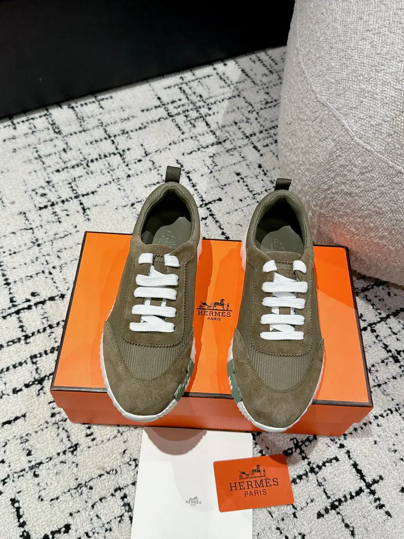 Layout Leather. #Top Version Couple money. Hermes I'm in love with you, Max. 24/ fe new arrival~ Autumn and winter money. Bouncing Couples.👫Sports Leisure shoes. The most comfortable shoes in love with horses., No, I don't.1⃣️, It's a nice, light foot., You don't get tired of shopping.👍 Bullskins.+Wire Nice touch., She's beautiful and she's got a lot of clothes., It's light and comfortable. It's so light. Sports and leisure are the two things. Step on it.💩That's great.！ ✔️Fabulous.:Imported cattle skin+Wire ✔️Uchi.:The imported inlet was for silk and sheep. ✔️Otsumi!:AdoptionIP+TPU(Multi-colour Letters)German technology exposure machine seamlessly combined ✔️Size:#35-46(Women40.41Men45.46Do it.) 🎁Top class. Synchronize full packaging