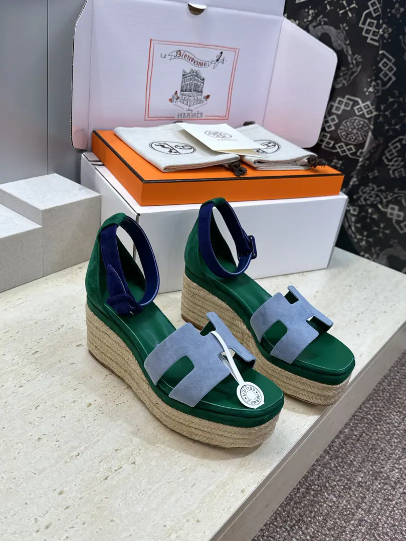 Plant prices(Full plane box.) Scum. Requisition levelHermes I'm in love with you, Max. 2026Spring and summer. Luce - Skin-down, gypsy-shoes. HIt's a classic.“H”Shoes on the surface, heels on the water-proof stand. Material: I'll import a cow's skin on my shoe./Import sheep, skin.+In the skin of the watered cow.+The original custom-made line combination is Italian. He's tall.:7CM /Waterproof stand high.: 4CM Size: 35-42(40.41.42Custom without re-offer）