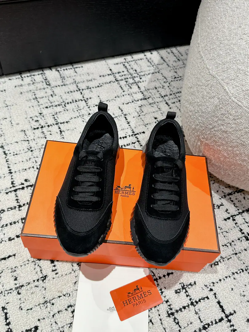 Layout Leather. #Top Version Couple money. Hermes I'm in love with you, Max. 24/ fe new arrival~ Autumn and winter money. Bouncing Couples.👫Sports Leisure shoes. The most comfortable shoes in love with horses., No, I don't.1⃣️, It's a nice, light foot., You don't get tired of shopping.👍 Bullskins.+Wire Nice touch., She's beautiful and she's got a lot of clothes., It's light and comfortable. It's so light. Sports and leisure are the two things. Step on it.💩That's great.！ ✔️Fabulous.:Imported cattle skin+Wire ✔️Uchi.:The imported inlet was for silk and sheep. ✔️Otsumi!:AdoptionIP+TPU(Multi-colour Letters)German technology exposure machine seamlessly combined ✔️Size:#35-46(Women40.41Men45.46Do it.) 🎁Top class. Synchronize full packaging