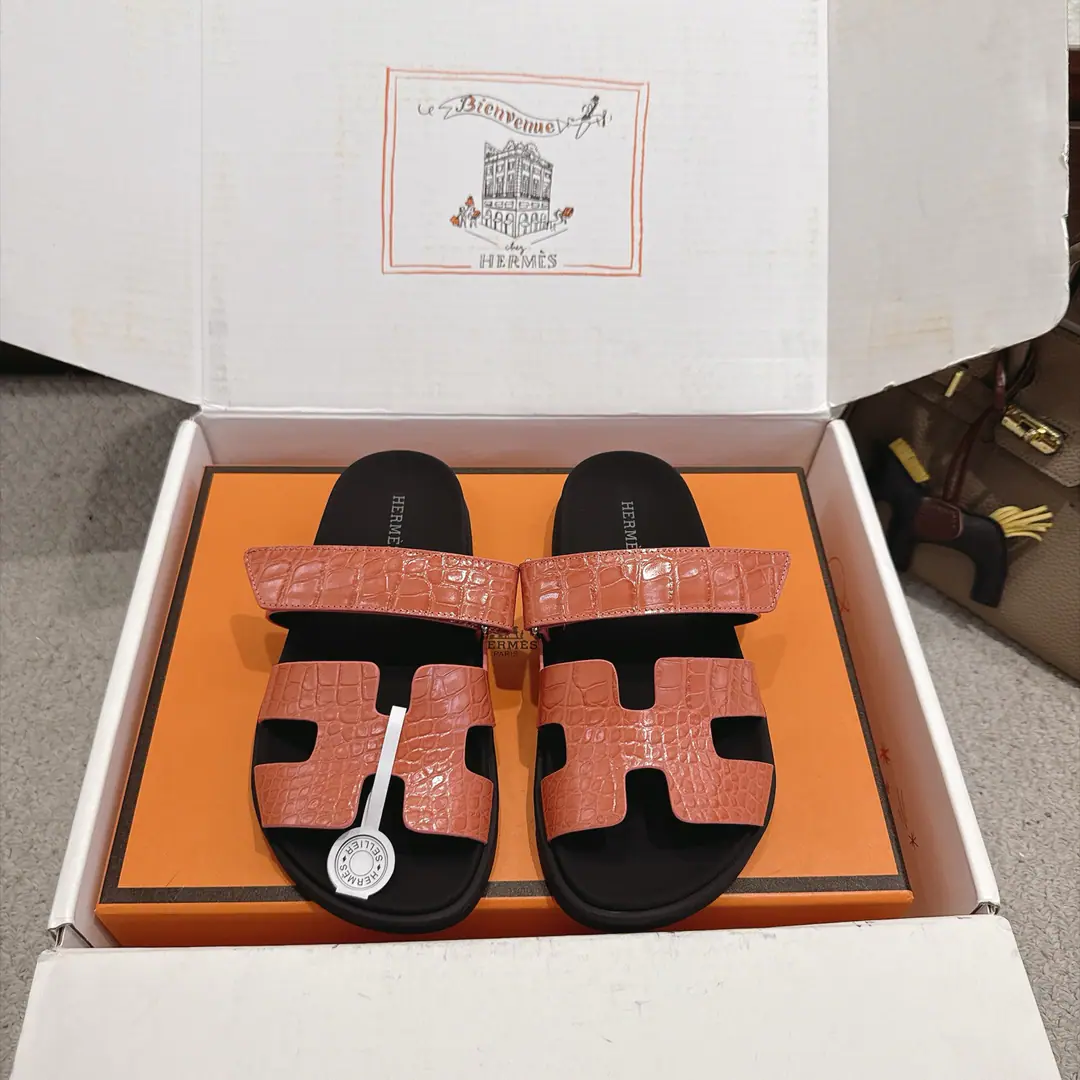 『 New Colour 』🆕The big crocodile tattoos. Men➕Hermes ChypreShoes. Uncle's slippers. ♪ Fresh and fresh ♪ ～The fashion is so refreshing. Not much to explain., I know everything I've bought. ✅TPUSlipboard Base ✅Women:35-39 （40.41.42I'll make sure I don't change it.）Men40~44（45.46Customize or not change） ✅With double bags..Card.Certificate.
