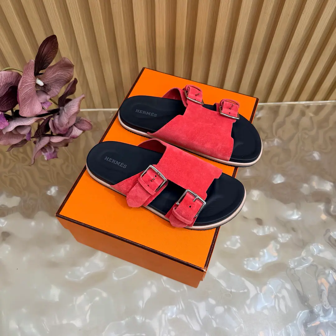 New paragraph 2026The early spring new money. 🧡Hermès/I'm the latest in Armath. Beach slippers. Double button. Shoes. Real leather. The design of the ancients. A strong foreign scene. It's a great fashion., You're so good at all the things on your feet. A simple, simple style that matches a sense of excellence would be great. A hundred-colour lines are hard to love.！ The pasta is imported into the sheep. It's all sheep's skin. Otsumi!: Original Base Size: 35-39 （40/41/42Custom）
