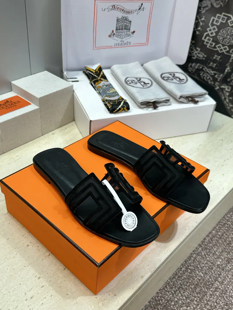 Plant prices（Full plane box.） Scum. Requisition level I'm in love with you, Max. Hermes 2026Spring and summer. OranScrabble the skins of the women's slippers HHome LetterlogoHe's got a nice, big, tight-ass toe slipper. Material: Shoes are imported into sheep, skin.+In the skin of the watered cow.+Italy is a big-ass country. He's tall.:Floor /4.5CM Size: 34-43(34.40.41.42.43Custom without re-offer）