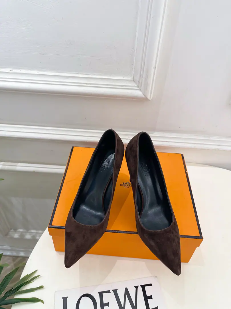 🐎𝐇𝐄𝐑𝐌𝐄* Irmath. 26𝐬𝐬 🌈2026Autumn and winter brand new. New money in the cabinet. MirageMetal chains and pointy heels. Series〰 ◽Shoe.: Original custom silk/The sheep. ◽️ Uchi.: Import mixed sheep skin ◽Otsumi!: The original Italian is a big one. ◽He's tall.: 9.5cm ◽Shoes.: 35-39（40.41I'll make sure I don't change it.） ◽Plant price ◽Numbering: 2608045