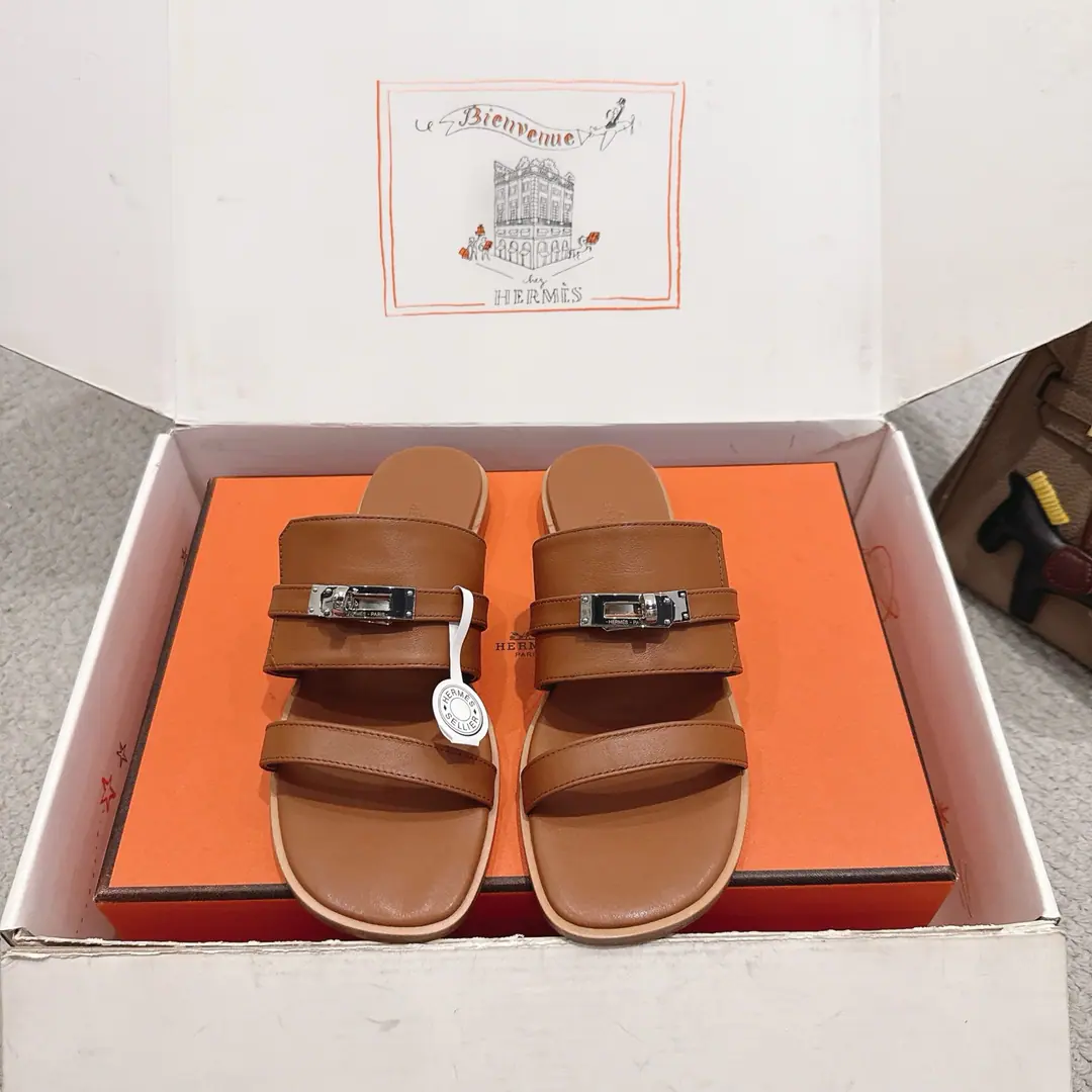 Get out of the factory. Hermes I'm in love with you, Max. Nina Shoes Series———————————Fashion is a lot more than a couple of days. It's super comfortable. Every detail is perfect. OriginalswiftCowskin./- Oh, Pete. Original1:1A sole shoe./Pure steelkellyThe hardware button./The original private model is a big one. ▪️SIZE: 35~41（40.41.42.Customize or not change）