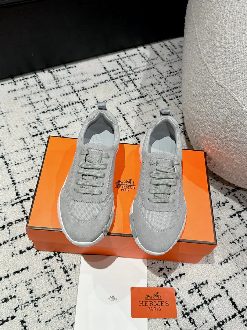 Layout Leather. #Top Version Couple money. Hermes I'm in love with you, Max. 24/ fe new arrival~ Autumn and winter money. Bouncing Couples.👫Sports Leisure shoes. The most comfortable shoes in love with horses., No, I don't.1⃣️, It's a nice, light foot., You don't get tired of shopping.👍 Bullskins.+Wire Nice touch., She's beautiful and she's got a lot of clothes., It's light and comfortable. It's so light. Sports and leisure are the two things. Step on it.💩That's great.！ ✔️Fabulous.:Imported cattle skin+Wire ✔️Uchi.:The imported inlet was for silk and sheep. ✔️Otsumi!:AdoptionIP+TPU(Multi-colour Letters)German technology exposure machine seamlessly combined ✔️Size:#35-46(Women40.41Men45.46Do it.) 🎁Top class. Synchronize full packaging