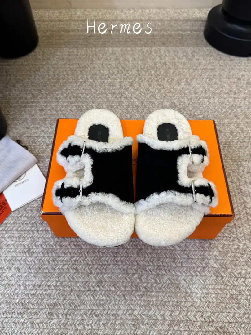 HERMES I love the elephant ash, and the wool of the sheep wears slippers outside.26ss A light autumn winter. I'm so tired of the masturbation. Classic elephant ash., Low profile, low luxury. The lambs are all wrapped up., The footbeds are covered in fuzzy., ♪ On my feet warm ♪ Double-metal buttons can be freely regulated and narrow, Highfoot back., The broad feet fit. A toe-drawn type, It's a little light-hearted., ♪ And walk around ♪, It's all right to go out for a short time. And with the legs and the legs., A wool robe., Leisure suits., The French looseness is just a matter of time. The wife's family name., Autumn is out of town., The lazyness of the bag is a requirement. ▪Shoe.: Cows and velvets. ▪Foot.: Lamb wool. ▪Otsumi!: Rubber Bottom ▪Codes: 35-42（40-42I'll make sure I don't change it.）