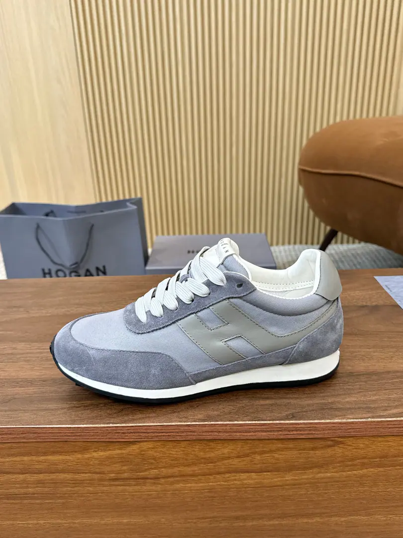 Plant Hogan's new show. A sports and leisure shoe that moves a couple of couples., FromHOGANIntentional work from previous years, A little more to the ancients., I'm playing the sports wind., The combination of super soft shoes and the wind of the past., The invisible and the high soles are very strong., But I'm not losing my motor energy.. Shoes are made of fury leather fabrics., Side.HLetter pattern deferred to the rear., There's a shoe under the sole.HNail, The inner depth of the memory bubble is comfortable., And bring light and comfortable experiences of wearing.. You deserve it., 35-44Code, 45/46- It's a deal.
