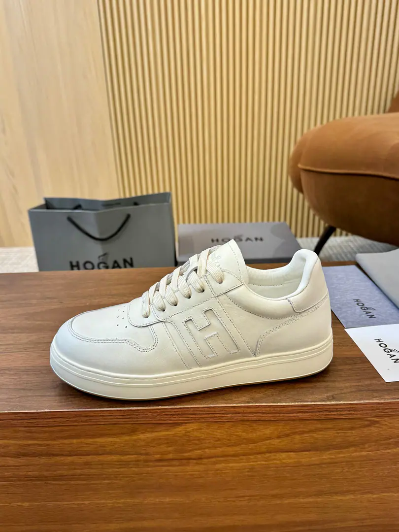 🇨🇳！Hogan's new money is fresh., HOGAN H-TVSports and leisure shoes, Lines are simple and easy., - Yeah.80Age Elements, It's a resounding thing., Comfortable start., Join with the others., ♪ To spread the new street fashion ♪, Expressing a leap of personality.. Classic bump color., I want my shoe face in the basketball element., Side patchesHGN86Marking, The soles of the shoes are light., The inner end of the memory bubble is light and comfortable.. 35-44Code, 45- It's a deal.. The transmission will blow.……