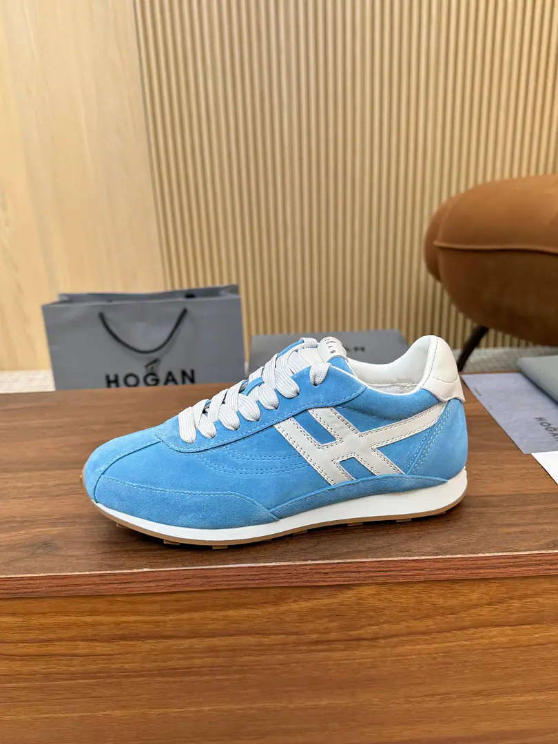Plant Hogan's new show. A sports and leisure shoe that moves a couple of couples., FromHOGANIntentional work from previous years, A little more to the ancients., I'm playing the sports wind., The combination of super soft shoes and the wind of the past., The invisible and the high soles are very strong., But I'm not losing my motor energy.. Shoes are made of fury leather fabrics., Side.HLetter pattern deferred to the rear., There's a shoe under the sole.HNail, The inner depth of the memory bubble is comfortable., And bring light and comfortable experiences of wearing.. You deserve it., 35-44Code, 45/46- It's a deal..