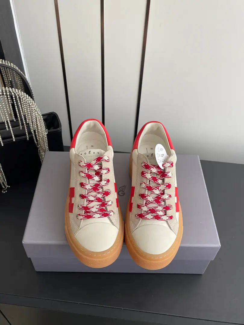 HOGAN Hogan. 26ssThe latest retrograde. Thick Leisure sports shoes HOGANLeisure sports shoes, The whole design combines retrogent sense with modern fashion., It's a very sharp lightly and luxurious style.. The shoe is white and white., A bright red leather decoration.. The shoes are white and smooth leather., The material mix creates a rich visual layer.. Shoeslaces are made of red and whiteweeds., I've added details to the shoe money.. The soles are amber-coloured., ♪ Bringing back the old twilight, And good elasticity and support.. In combination with the classic memory bubble inside., And you're a man of your skin. Fabulous.: Original customized import of head-level cattle skin Uchi.: Imports of soft sheep skins Shoes under the sole.: Original Open Model Slide-InTPUMaterial Bottom: 4.5CM Codes: 35-40（40Make a reservation.）