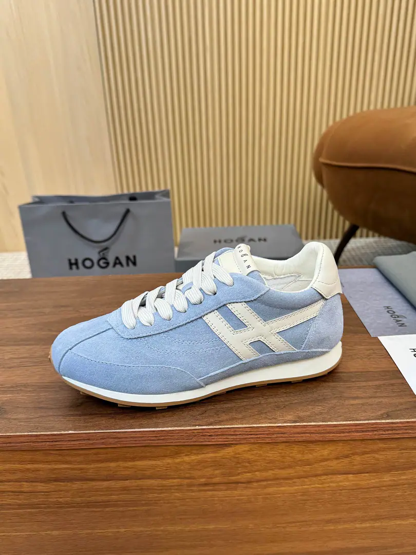 Plant Hogan's new show. A sports and leisure shoe that moves a couple of couples., FromHOGANIntentional work from previous years, A little more to the ancients., I'm playing the sports wind., The combination of super soft shoes and the wind of the past., The invisible and the high soles are very strong., But I'm not losing my motor energy.. Shoes are made of fury leather fabrics., Side.HLetter pattern deferred to the rear., There's a shoe under the sole.HNail, The inner depth of the memory bubble is comfortable., And bring light and comfortable experiences of wearing.. You deserve it., 35-44Code, 45/46- It's a deal..