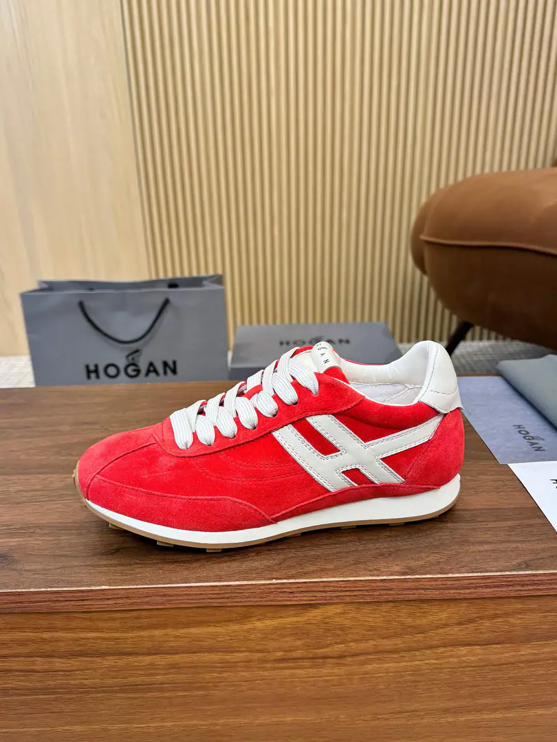 Plant Hogan's new show. A sports and leisure shoe that moves a couple of couples., FromHOGANIntentional work from previous years, A little more to the ancients., I'm playing the sports wind., The combination of super soft shoes and the wind of the past., The invisible and the high soles are very strong., But I'm not losing my motor energy.. Shoes are made of fury leather fabrics., Side.HLetter pattern deferred to the rear., There's a shoe under the sole.HNail, The inner depth of the memory bubble is comfortable., And bring light and comfortable experiences of wearing.. You deserve it., 35-44Code, 45/46- It's a deal..