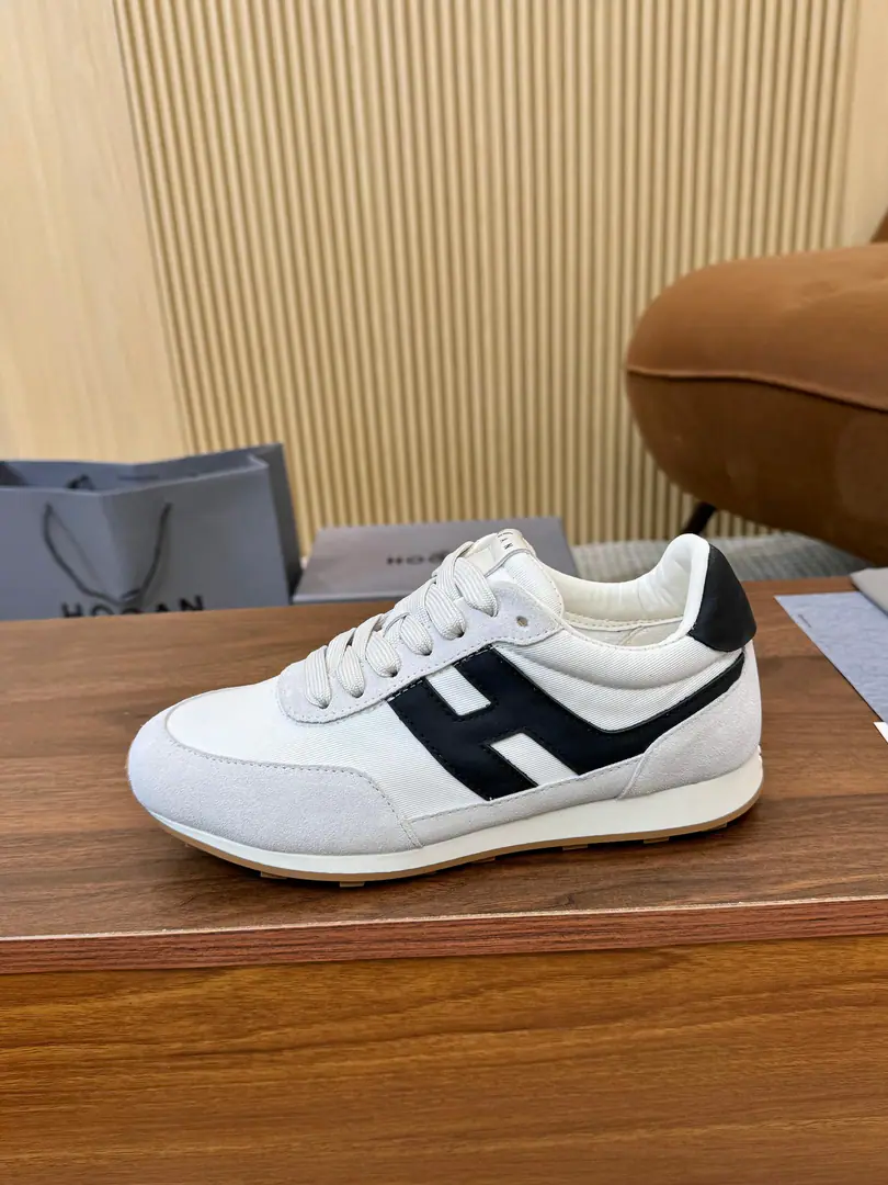 Plant Hogan's new show. A sports and leisure shoe that moves a couple of couples., FromHOGANIntentional work from previous years, A little more to the ancients., I'm playing the sports wind., The combination of super soft shoes and the wind of the past., The invisible and the high soles are very strong., But I'm not losing my motor energy.. Shoes are made of fury leather fabrics., Side.HLetter pattern deferred to the rear., There's a shoe under the sole.HNail, The inner depth of the memory bubble is comfortable., And bring light and comfortable experiences of wearing.. You deserve it., 35-44Code, 45/46- It's a deal.