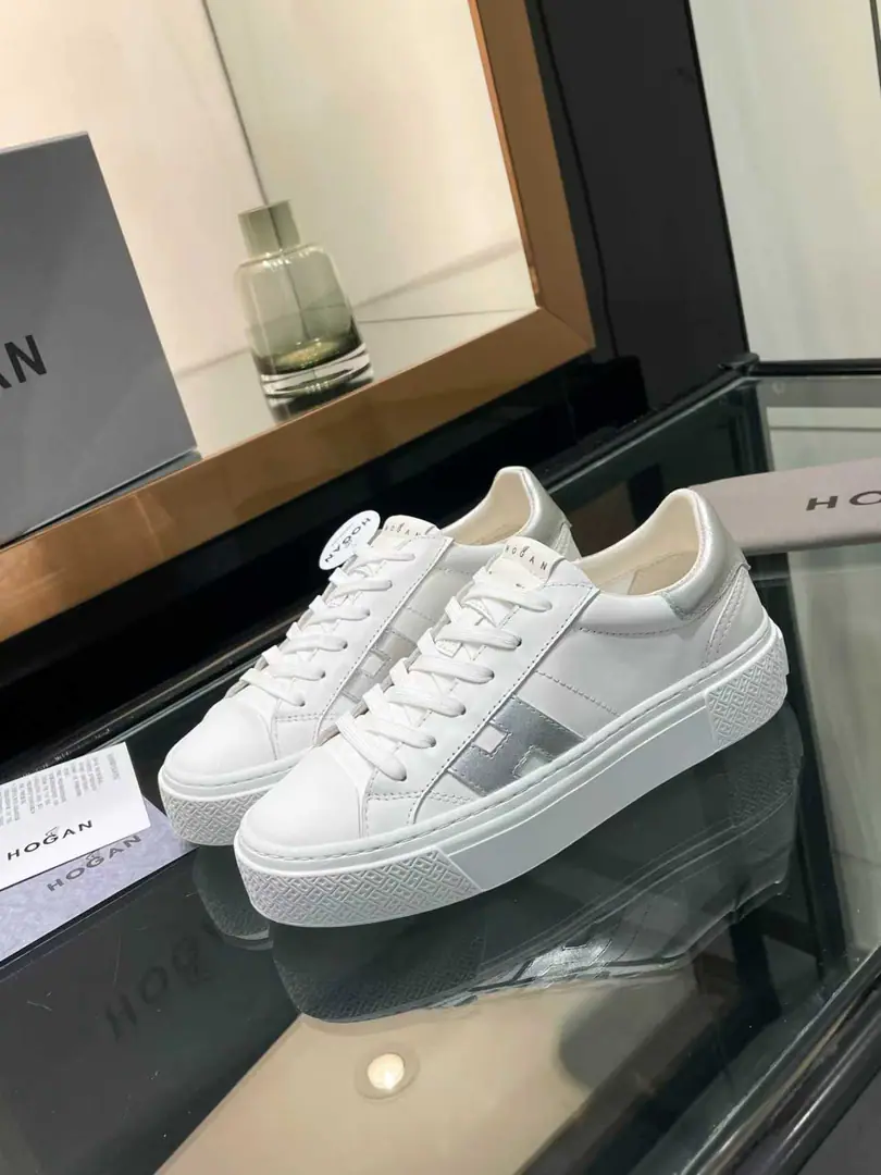 HOGANHogan. LatestH Series Retro. Thick Couple money. Leisure Female sports shoes HOGANLeisure sports shoes, The whole design combines retrogent sense with modern fashion., It's a very sharp lightly and luxurious style.. The shoe is white and white., A bright red leather decoration.. The shoes are white and smooth leather., The material mix creates a rich visual layer.. Shoeslaces are made of red and whiteweeds., I've added details to the shoe money.. The soles are amber-coloured., ♪ Bringing back the old twilight, And good elasticity and support.. In combination with the classic memory bubble inside., And you're a man of your skin. Send a cabinet for fine packaging🛍📦 ▪️Fabulous.: Original customized import of head-level cattle skin ▪️Uchi.: Imports of soft sheep skins ▪️Shoes under the sole.: Original Open Model Slide-InTPUMaterial ▪️Bottom: 4.5CM ▪️Size: Female35-40(40No, no, no, no, no.)